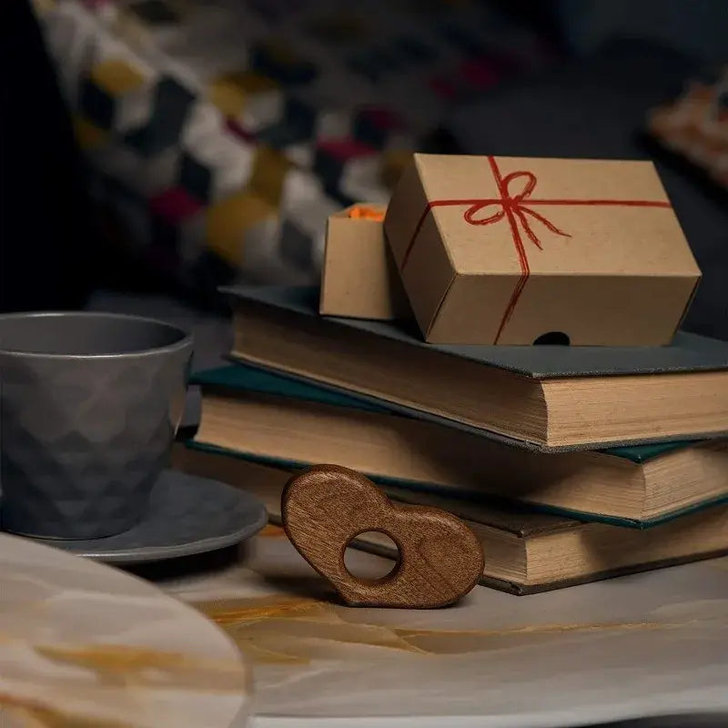 Adjustable book page holder for hands-free reading