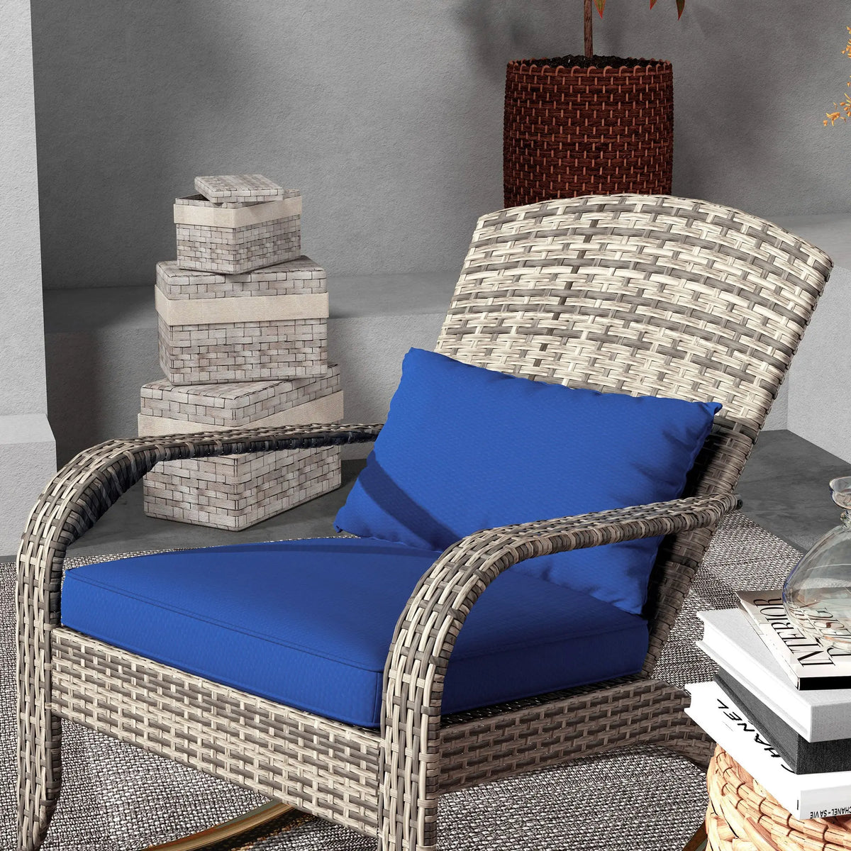 Outdoor lounge chair for reading